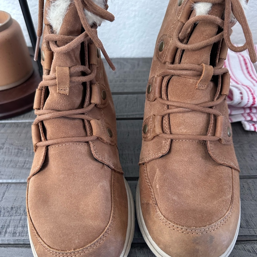 SOREL EXPLORER JOAN 224 CAMEL BROWN, ANCIENT FOSSI